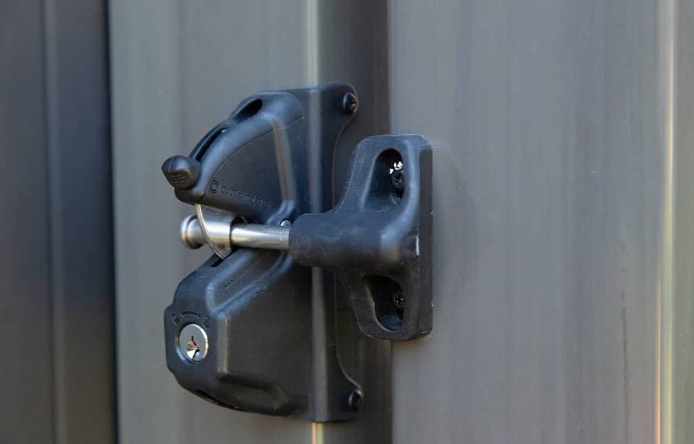 Think-Fencing-PVC-Mystique-Panel-Fence-Delux-Sliding-Gate-latch