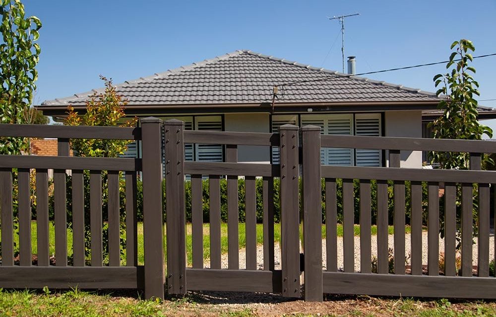 Think-Fencing-Rosella-Picket-Fence-Woodgrain-Pine-Gate