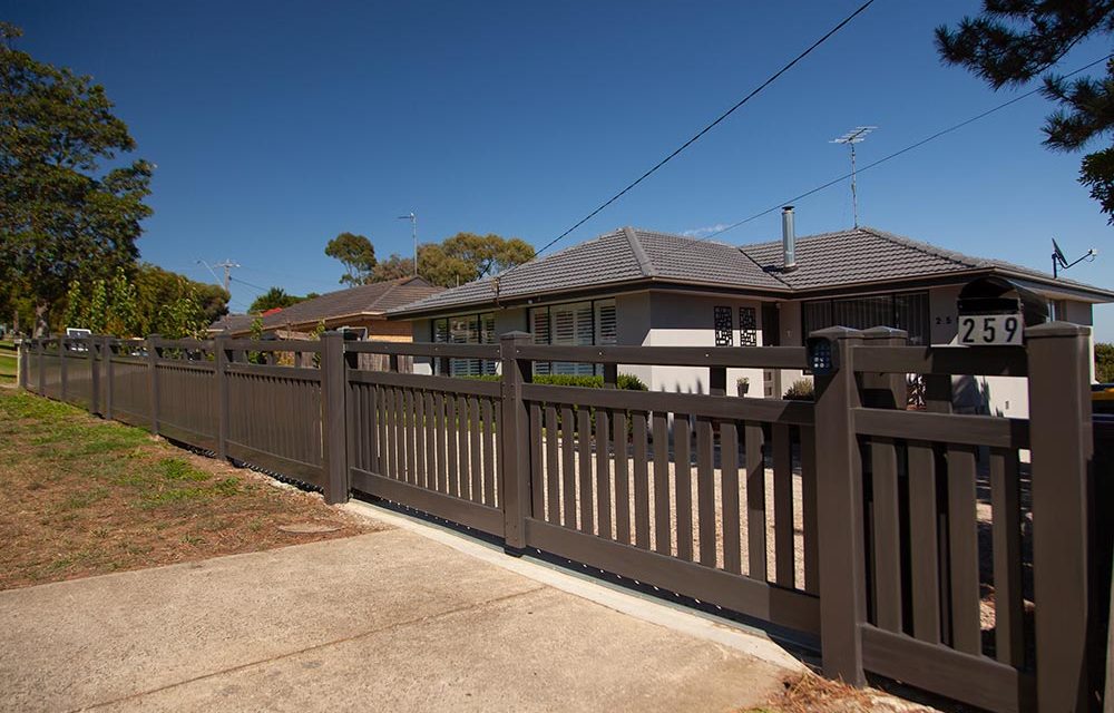 Think-Fencing-Rosella-Picket-Fence-Woodgrain-Pine-Sliding-Gate